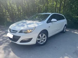 Weiß Gebraucht 2014 Opel Astra Eco Kombi | 4.800 € (Fairer Preis)