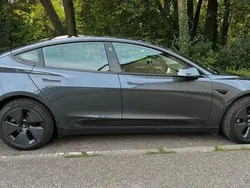 Grau Gebraucht 2022 Tesla Model 3 Standard Range Plus Limousine | 28.700 € (Fairer Preis)