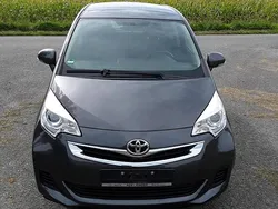 Grau Gebraucht 2016 Toyota Verso Van / Kleinbus | 9.700 €