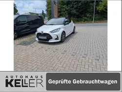 Platinweiss metallic, dach schwarz Gebraucht 2021 Toyota Yaris Hybrid Style Limousine | 19.790 € (Fairer Preis)
