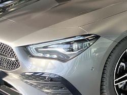 Grau Gebraucht 2024 Mercedes CLA200 Shooting Brake AMG Kombi | 33.450 €