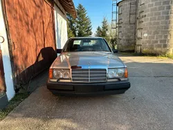 Silber Gebraucht 1988 Mercedes E300 Limousine | 12.500 €