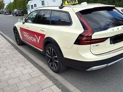 Grau Gebraucht 2024 Volvo V90 CC Plus Kombi | 32.000 €