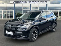Mythosschwarz metallic Gebraucht 2025 VW Tiguan Design SUV | 35.950 € (Superpreis)