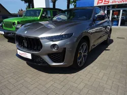 Grau Gebraucht 2023 Maserati Levante SUV | 69.870 € (Etwas zu teuer)