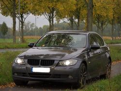 Grau Gebraucht 2005 BMW 325 Limousine | 3.950 €