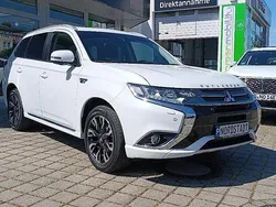Weiß Gebraucht 2017 Mitsubishi Outlander P-HEV Top SUV | 15.990 € (Guter Preis)