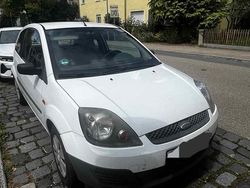 Weiß Gebraucht 2007 Ford Fiesta Kleinwagen | 300 €