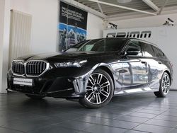 Black sapphire metallic Gebraucht 2024 BMW 520 M Sport Kombi | 53.500 € (Fairer Preis)