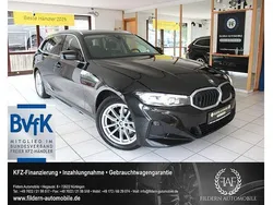 Saphirschwarz metallic Gebraucht 2023 BMW 318 Shadowline Kombi | 24.399 € (Guter Preis)