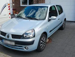 Silber Gebraucht 2004 Renault Clio II Kleinwagen | 1.600 €