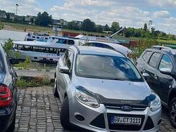 Grau Gebraucht 2012 Ford Focus Limousine | 3.000 € (Teuer)