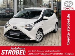 Pianosaweiß Gebraucht 2021 Toyota Aygo X-play Kleinwagen | 10.290 € (Fairer Preis)