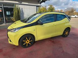 Gelb Gebraucht 2016 Toyota Aygo X-cite Kleinwagen | 3.950 €
