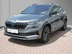 Graphitegrau metallic Gebraucht 2024 Skoda Karoq SportLine SUV | 34.480 € (Etwas zu teuer)