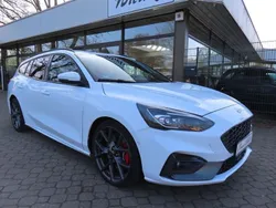 Weiß Gebraucht 2022 Ford Focus ST Limousine | 21.950 € (Superpreis)