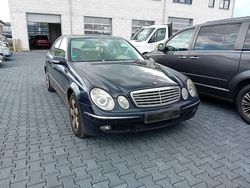 Blau Gebraucht 2005 Mercedes E220 Limousine | 1.310 €