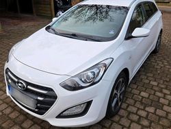 Weiß Gebraucht 2016 Hyundai i30 Trend Kombi | 7.400 € (Fairer Preis)