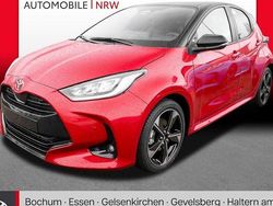 Rot Neu 2025 Toyota Yaris Hybrid Plus Limousine | 29.989 € (Fairer Preis)