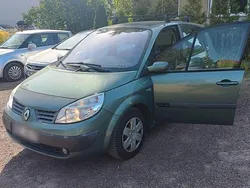 Grün Gebraucht 2004 Renault Scénic II Dynamique Van / Kleinbus | 700 € (Fairer Preis)
