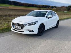 Weiß Gebraucht 2017 Mazda 3 Exclusive-Line Limousine | 11.000 € (Fairer Preis)