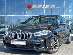 Schwarz (black sapphire metallic) Gebraucht 2023 BMW 118 Comfort Edition Kleinwagen | 26.790 € (Fairer Preis)
