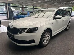 Weiß Gebraucht 2018 Skoda Octavia Clever Kombi | 16.990 € (Fairer Preis)