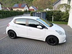 Weiß Gebraucht 2012 Peugeot 208 Active Kleinwagen | 6.500 € (Etwas zu teuer)
