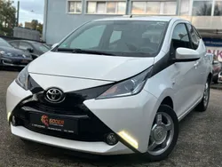 Weiß Gebraucht 2015 Toyota Aygo X-play Kleinwagen | 7.499 € (Fairer Preis)