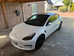 Weiß Gebraucht 2022 Tesla Model 3 Standard Range Limousine | 24.450 € (Guter Preis)