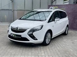 Weiß Gebraucht 2016 Opel Zafira Tourer drive Van / Kleinbus | 10.890 € (Fairer Preis)