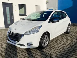 Weiß Gebraucht 2013 Peugeot 208 Allure Kleinwagen | 5.300 € (Fairer Preis)