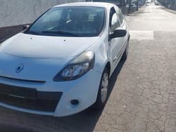 Weiß Gebraucht 2011 Renault Clio II | 1.650 €