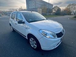 Weiß Gebraucht 2009 Dacia Sandero Limousine | 1.799 € (Guter Preis)