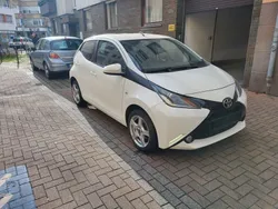 Grau Gebraucht 2016 Toyota Aygo X-play Kleinwagen | 6.800 € (Fairer Preis)
