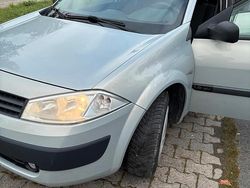 Grau Gebraucht 2005 Renault Mégane II Limousine | 2.950 € (Etwas zu teuer)