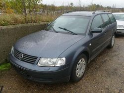Grau Gebraucht 2000 VW Passat Kombi | 990 € (Fairer Preis)