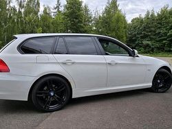 Weiß Gebraucht 2011 BMW 320 Kombi | 6.700 €