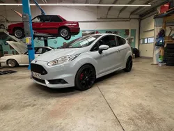 Grau Gebraucht 2016 Ford Fiesta ST200 Kleinwagen | 15.400 €
