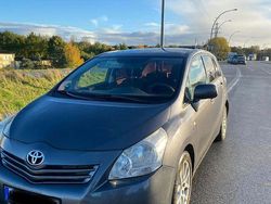 Grau Gebraucht 2011 Toyota Verso Travel Van / Kleinbus | 4.100 € (Fairer Preis)