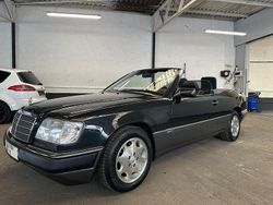 Schwarz Gebraucht 1994 Mercedes E220 Sportline Cabrio | 20.850 €