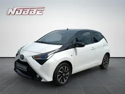 Schneeweiß mit schwarzem dach Gebraucht 2021 Toyota Aygo Kleinwagen | 11.750 € (Fairer Preis)