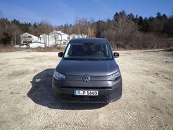Grau Gebraucht 2022 VW Caddy Basis Van / Kleinbus | 23.100 € (Teuer)