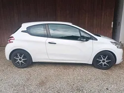 Weiß Gebraucht 2015 Peugeot 208 Kleinwagen | 4.200 €