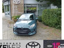 Grün Neu 2025 Toyota Yaris Hybrid Limousine | 27.960 € (Etwas zu teuer)