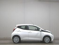 Weiss Gebraucht 2021 Toyota Aygo X-play Kleinwagen | 8.880 € (Guter Preis)