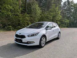 Weiß Gebraucht 2015 Kia Ceed 2 Limousine | 3.999 €