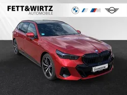 Fire red metallic Gebraucht 2024 BMW 530e M Sport Kombi | 70.777 €