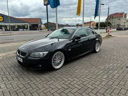 Schwarz Gebraucht 2011 BMW 325 Coupé | 20.000 €