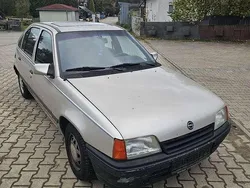 Grau Gebraucht 1991 Opel Kadett Limousine | 700 €